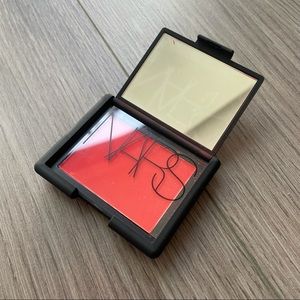 🌟 NARS Exhibit A (brilliant red) blush